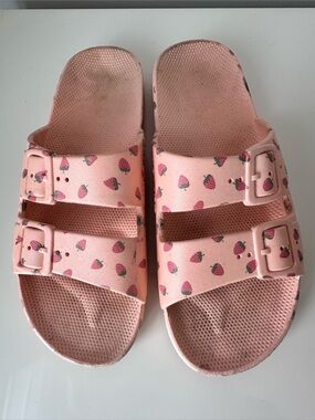 Freedom Moses Pink Strawberry Print Double-Buckle Slide Sandals